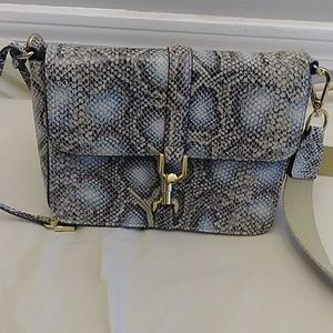 Beautiful G.I.L.I. bag EUC. Multiple pockets.